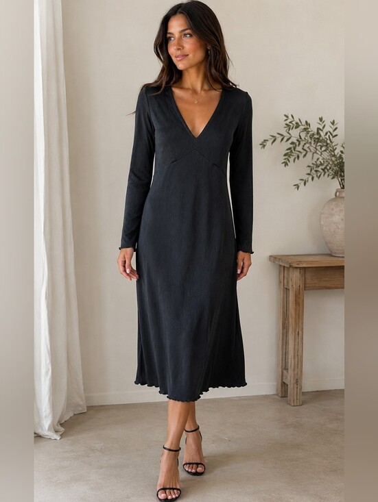 Smash + Tess Dresses & Skirts - Smash + Tess Black V-Neck Long Sleeve Midi Dress